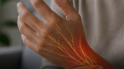 أسباب تنميل الأطراف.. طبيب يحذر من هذه الأعراض المصاحبة