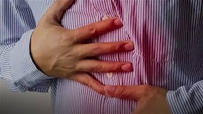 هل القلب يسبب ألمًا في المعدة؟.. متى يكون الأمر خطيرًا؟