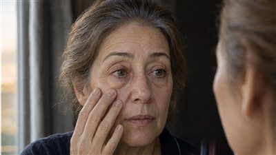 انتفاخ الوجه عند الاستيقاظ.. قد يرتبط باحتباس السوائل وضعف وظائف الكلى