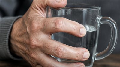 ضعف الأعصاب يظهر أثناء الإمساك بالأشياء.. 5 علامات في اليدين لا تتجاهلها