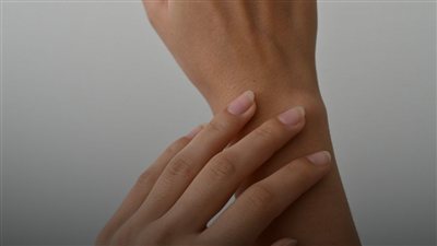 الكبد المتعب يكشف نفسه عبر اليدين.. 6 علامات واضحة