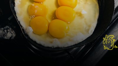 صفار البيض والكوليسترول.. هل يرفعه فعلًا أم يمكن تناوله بأمان؟