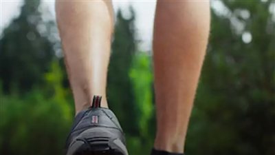انتبه إلى ساقيك عند المشي.. 5 علامات يتركها نقص فيتامين د لا تهملها