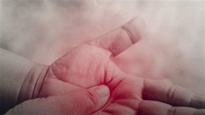 الكوليسترول يضيّق شرايين الذراع.. 4 علامات تظهر عند حمل الأشياء