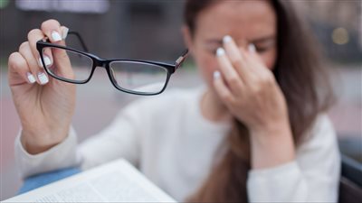 وداعاً لنظارات وضعف النظر  وصفة طبيعية من الطب العربي تُعيد للبصر قوته خلال أسبوع فقط 