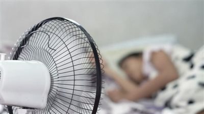 كارثة صامتة في كل بيت: الخطأ أثناء تشغيل المروحة يُسبب جفاف الرئة ويؤثر على القلب دون أن تشعر احذر قبل فوات الأوان!