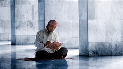 سورة عظيمة تُسمّى سورة تفريج الكرب قال عنها العلماء: لا يُداوم عليها مهموم إلا وأزاح الله همّه