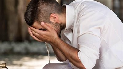 هناك ركن من أركان الوضوء لا يصل اليه الماء ابداً وبدونه يبطل الوضوء !! 