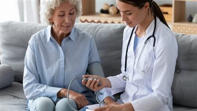 أمه عمرها 63  وبلشت تستخدمها للضغط شواللي صار؟