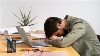 إذا كنت تعاني من التعب والاكتئاب وضعف الطاقة فإن السبب قد يكون في شيء صغير موجود في غرفتك تجاهله الجميع لكن له تأثير خطير على النفس والصحة ويمنع النوم ويجلب القلق الدائم