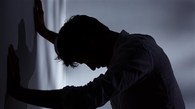 كارثة نعيشها دون أن ننتبه! شيء تضعه في غرفة المعيشة يوميًا يجلب الاكتئاب