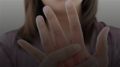 إنتبه من خدر في أصابعك الصبح؟ إياك تهمله… ممكن يكون بداية لهذه الأمراض!