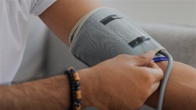 يمكن علاج ارتفاع ضغط الدم ليلًا عن طريق تناول بعض المشروبات قبل الخلود إلى النوم، بحسب بعض الدراسات.