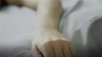 يعاني بعض الأشخاص من تنميل إحدى اليدين أو كليهما عند الاستيقاظ من النوم، مما يشعرهم بالقلق.. تعرف على الأسباب