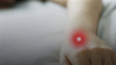 يجب توخي الحذر من تنميل اليدين أثناء النوم دلالة على الكثير من الأمور