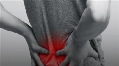 ألم أسفل الظهر عند الاستيقاظ: عرض شائع قد يشير لمرض مزمن يصيب المفاصل ! 