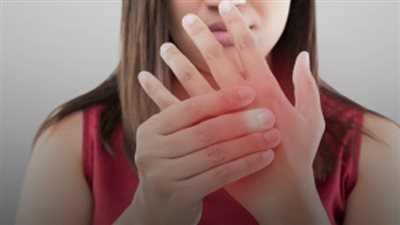علامات تظهر على اليدين… احذرها فقد تكشف إصابتك بالكبد الدهني ! 
