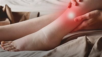 تنميل القدمين أثناء النوم الأسباب والحلول 