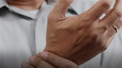 يعاني بعض الأشخاص من تنميل اليدين أثناء النوم وعند الاستيقاظ بشكل متكرر… ما السبب؟