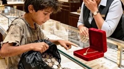 دخل طفلٌ يحمل عملاتٍ باردة… فخرج العالم كلّه أدفأ من قبل ! 