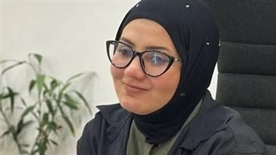 فى الثمانينات وبالتحديد فى منطقة العتبة الدكتورة ايمان راجعة شقتها وبتفتح